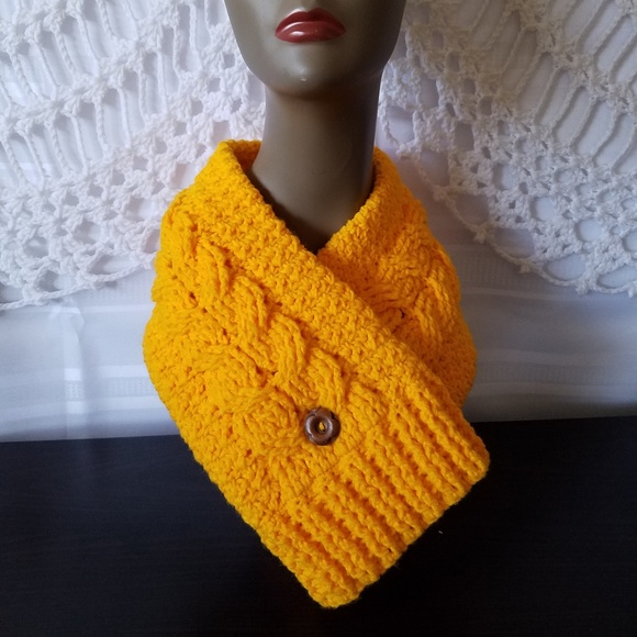 Scarf, Cowl - Picture 1 of 3